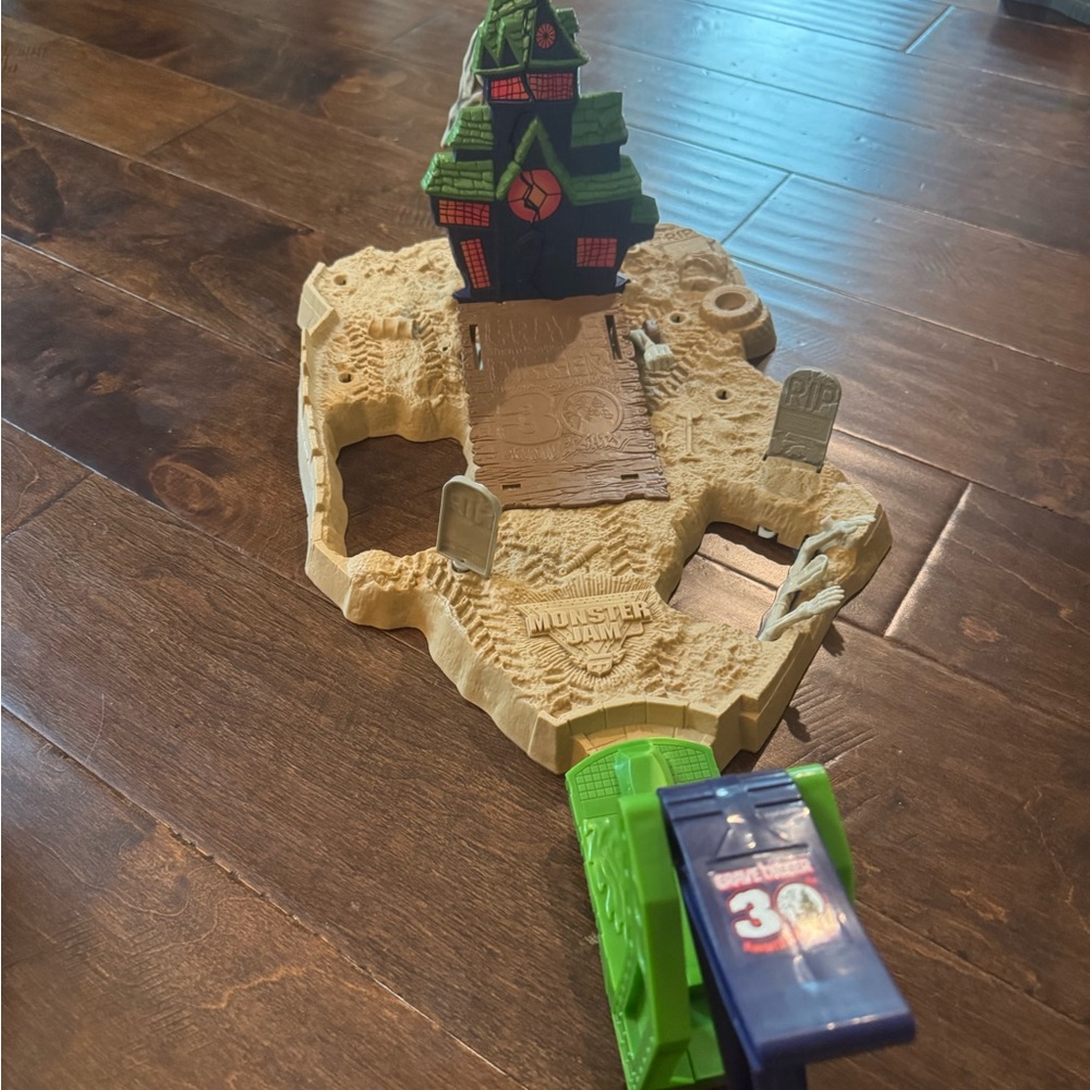 Monster Jam Grave Digger ramp track set